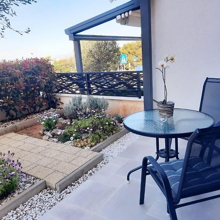 Apartman Madonnina Cres Bagian luar foto