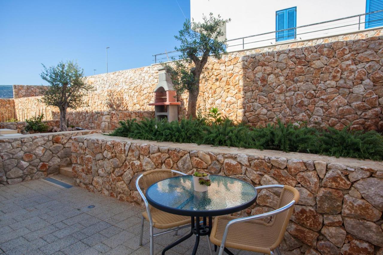 Apartman Madonnina Cres Bagian luar foto
