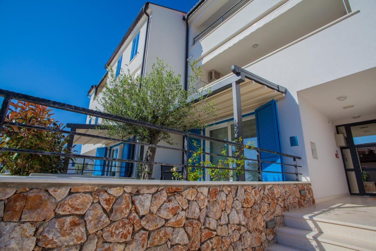 Apartman Madonnina Cres Bagian luar foto