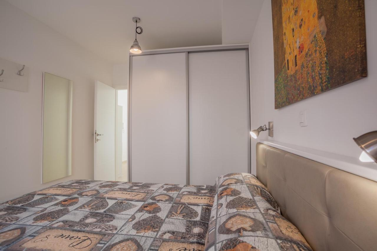 Apartman Madonnina Cres Bagian luar foto