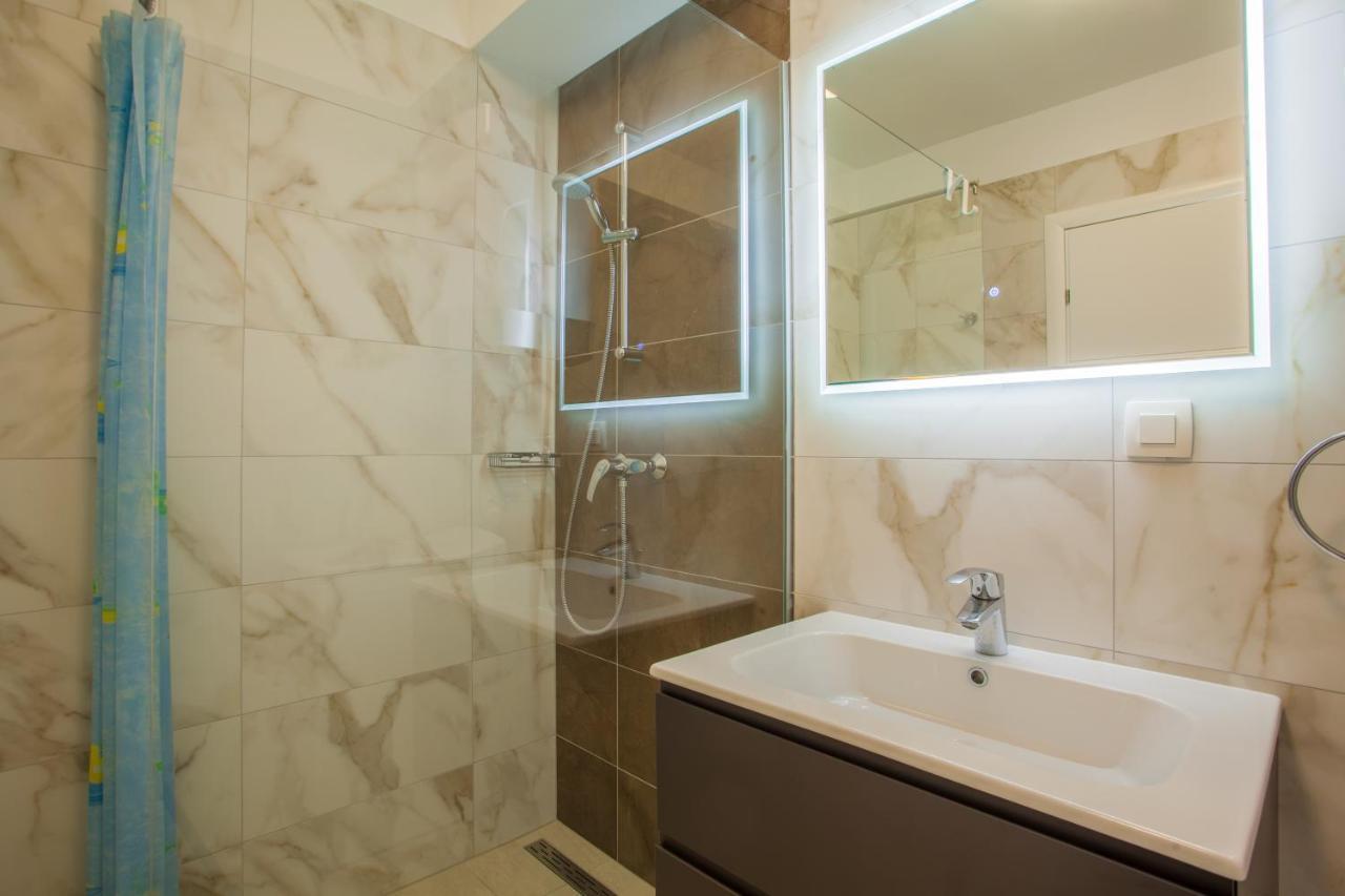 Apartman Madonnina Cres Bagian luar foto